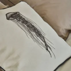 Coussin coton Méduse BY THE INK ©