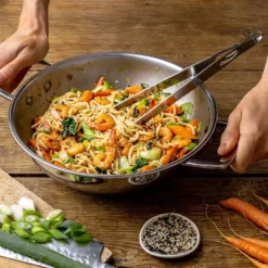 CRISTEL Wok en inox 3 ply, 28 cm, 2 anses fixes, avec couvercle en verre CASTEL PRO