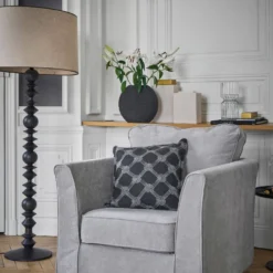 Lampadaire pied bois noir structuré et abat-jour beige Rolande