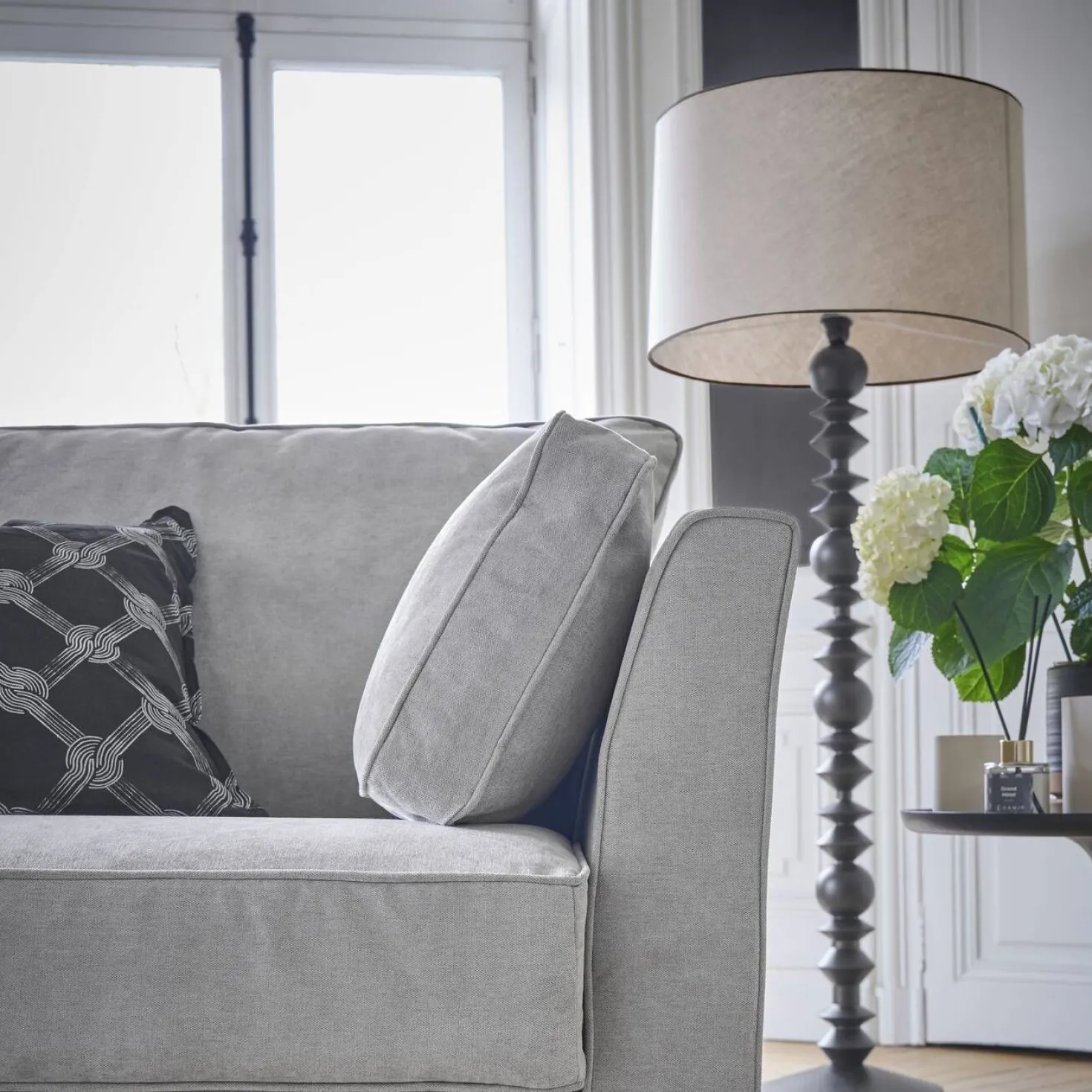 Lampadaire pied bois noir structuré et abat-jour beige Rolande
