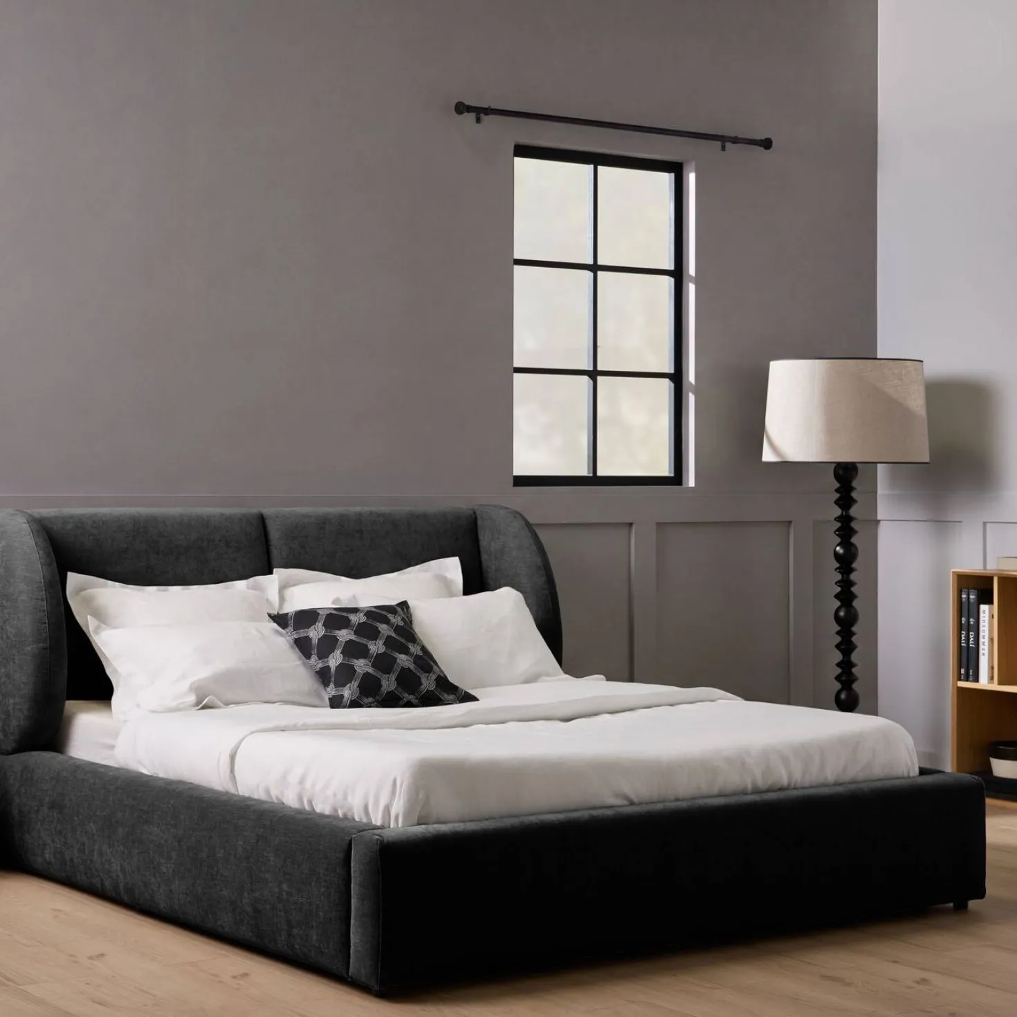 Lampadaire pied bois noir structuré et abat-jour beige Rolande