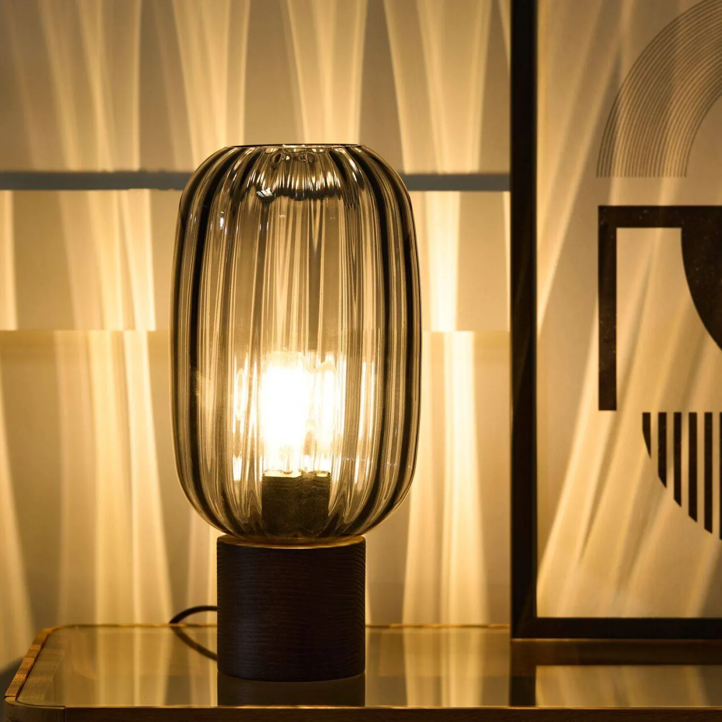 Lampe à poser en verre fumé pied bois foncé Célian