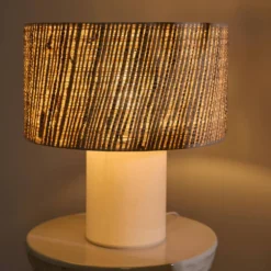 Lampe à poser pied en lin blanc et abat -jour en rabane Risley