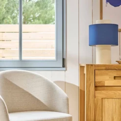 Lampe à poser tissu bleu et blanc Swan