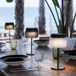 LES JARDINS LOLIE - Lampe de table H 28 cm solaire & rechargeable 200 LM maille CRISTAL