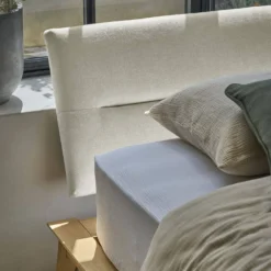 Lit bois avec tête de lit tissu Atia