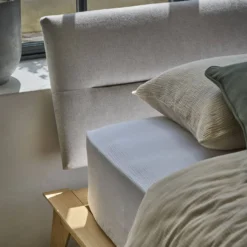 Lit bois avec tête de lit tissu Atia