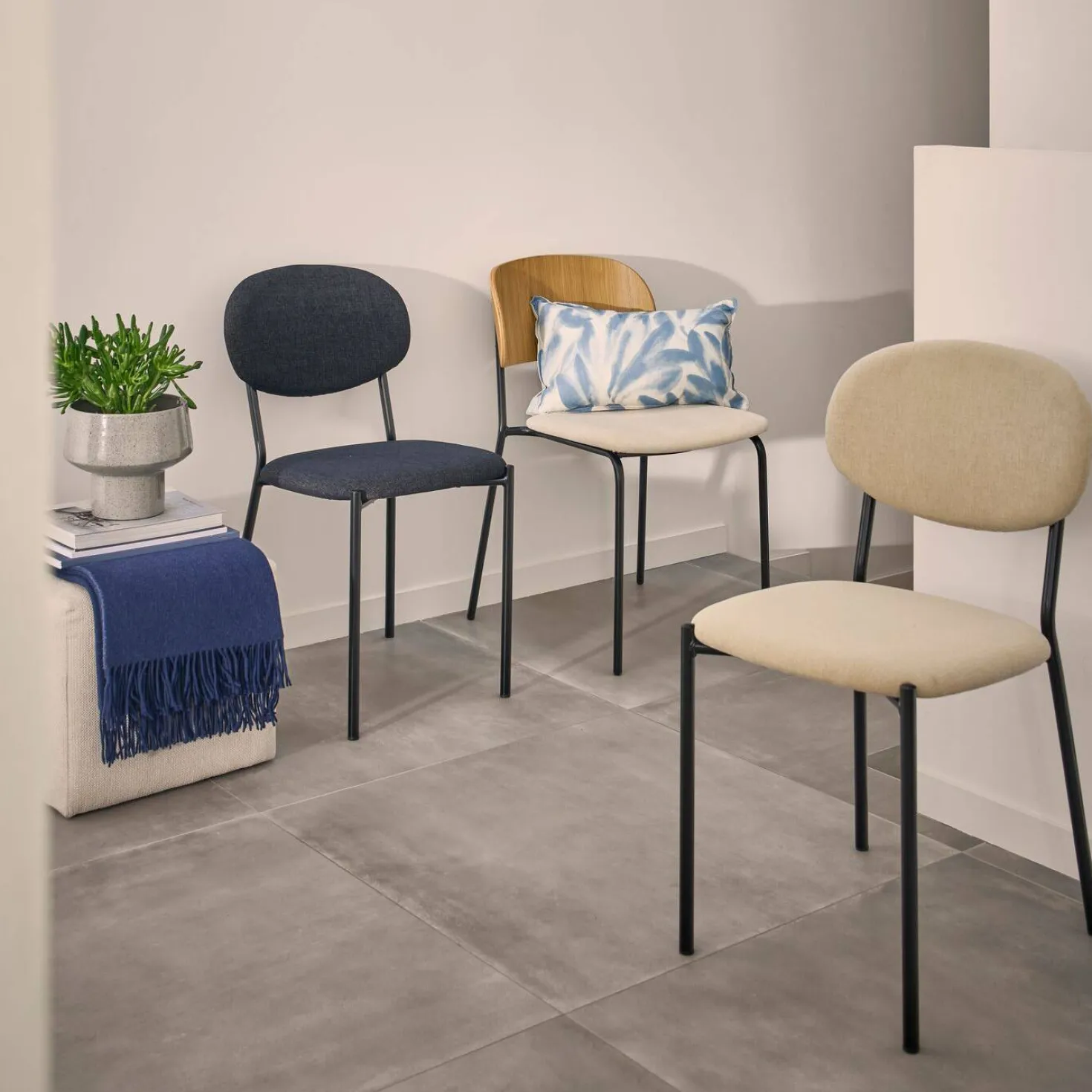 Lot de 2 chaises tissu et bois pieds métal Sofia