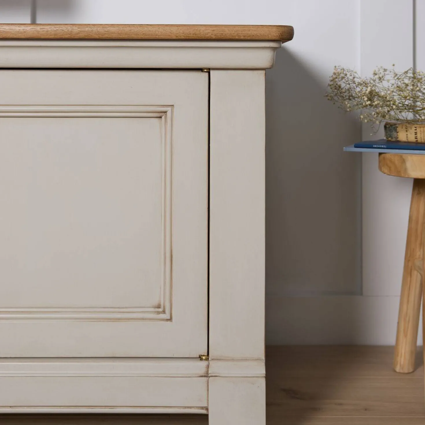 Meuble TV bois massif 2 portes 3 tiroirs Embellie